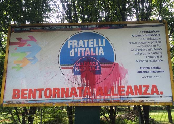 Manifesti imbrattati in via Melato