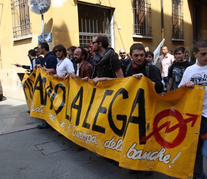 Tafferugli in via Emilia Aq16 contro la polizia 