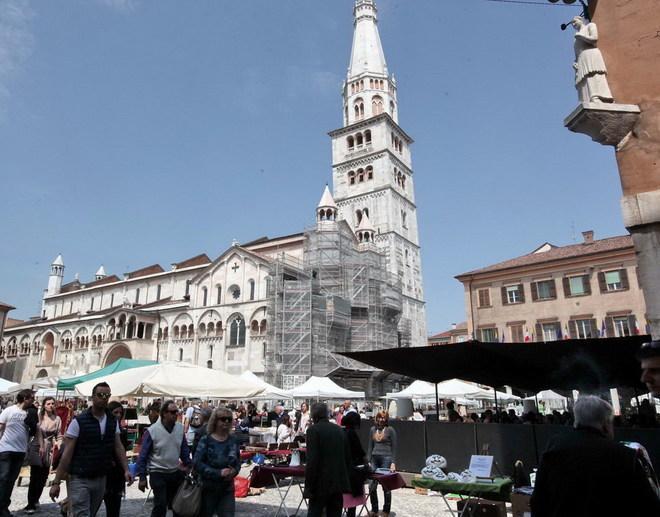 L'antico in piazza Grande, grande successo e una richiesta: «Più spazio agli antiquari» 