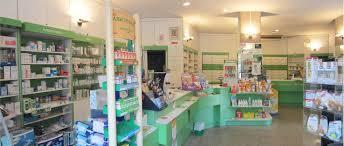 Bandito incappucciato punta la pistola e rapina la farmacia Buon Pastore di via Conco 