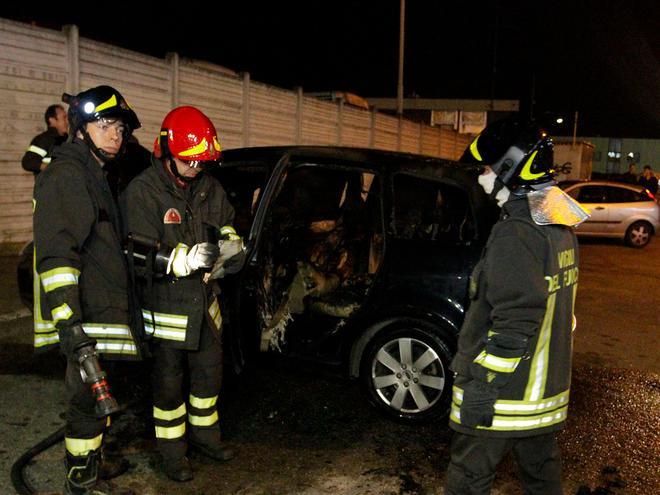 Auto in sosta data alle fiamme