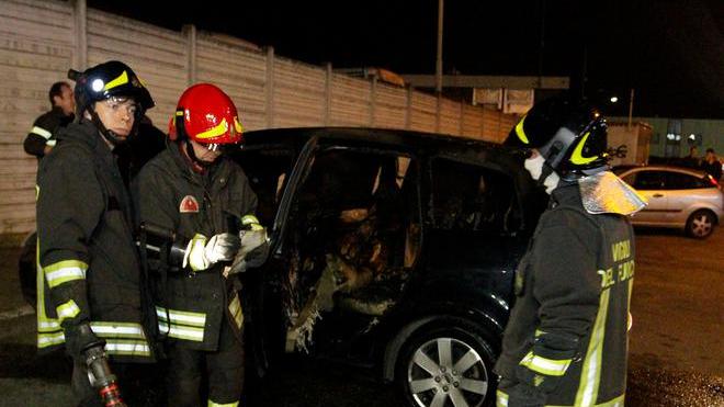 Auto in sosta data alle fiamme