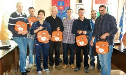 Defibrillatori “salvavita” donati a otto società sportive