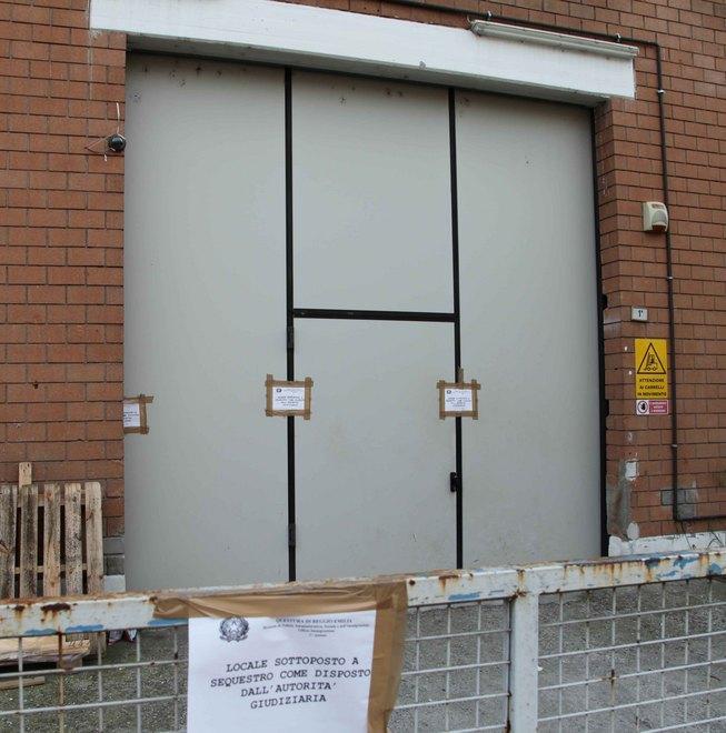 Clandestini nel laboratorio tessile cinese 