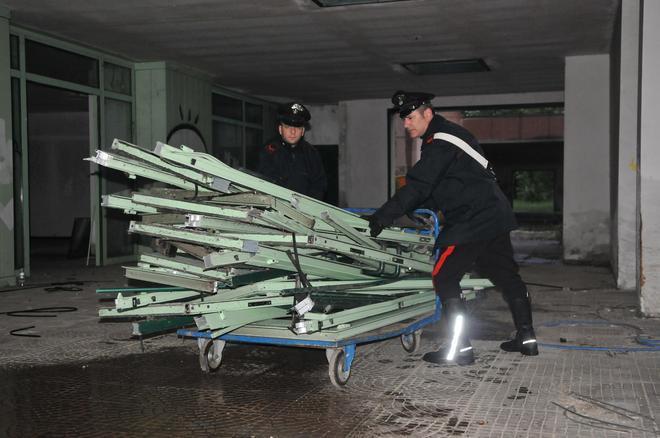 Razzia al Palazzo degli specchi, tre arresti 