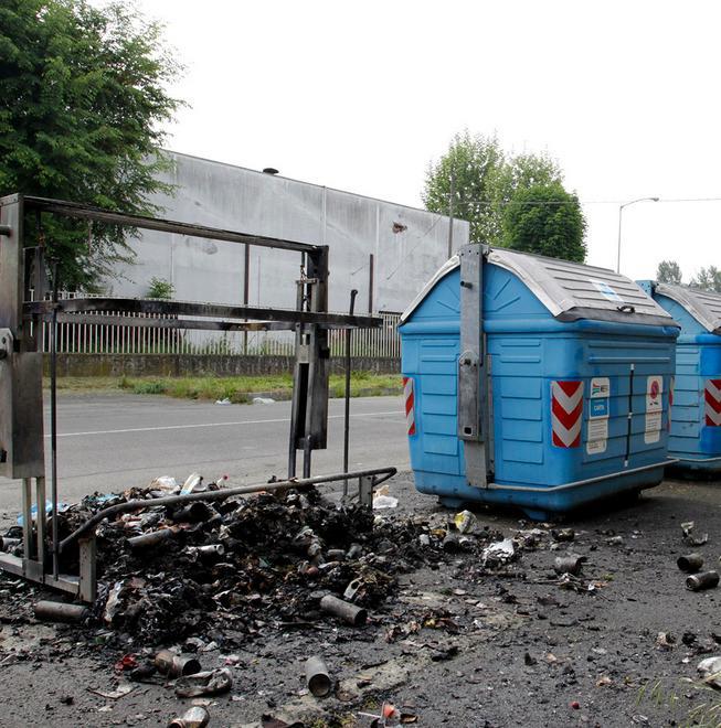 Cassonetti a fuoco e auto contro muretto 