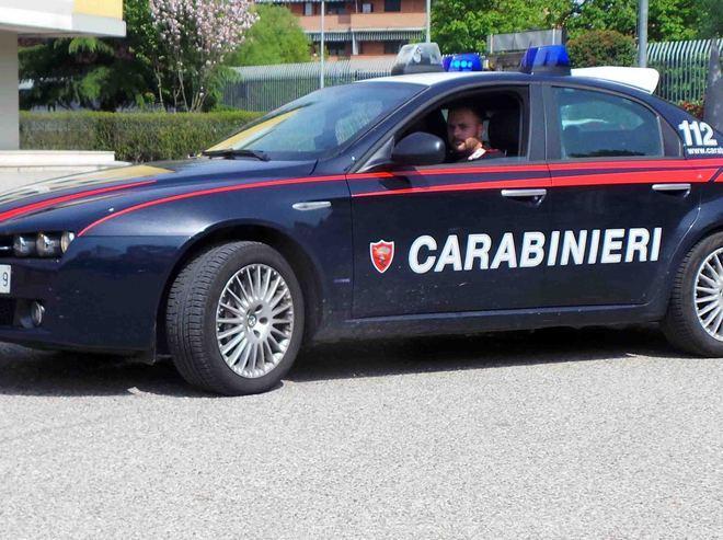 Seminudi nel prato e pronti per il sesso Denunciati per atti osceni in luogo pubblico 