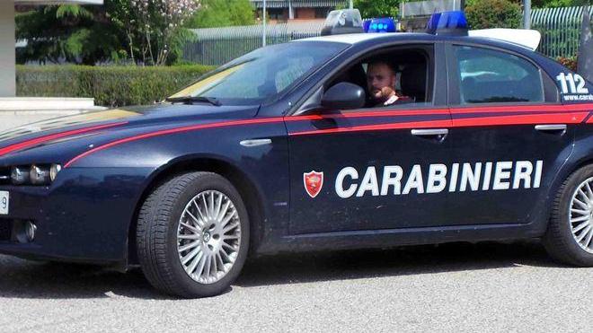 Seminudi nel prato e pronti per il sesso Denunciati per atti osceni in luogo pubblico