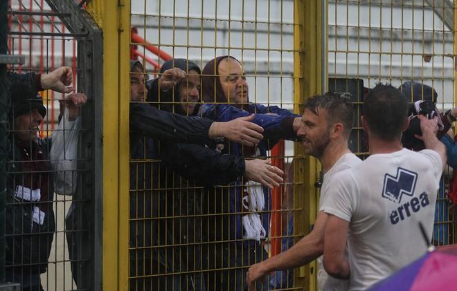 I giocatori regalano le maglie ai tifosi