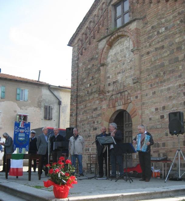 Una campana per gli eroi e la pace 