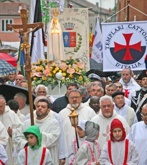 In migliaia ad accogliere la Madonna di Fatima 