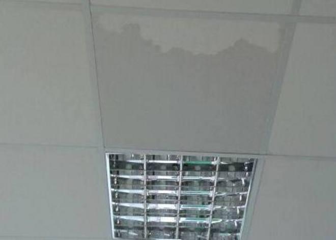 Piove dal soffitto, classe trasferita 