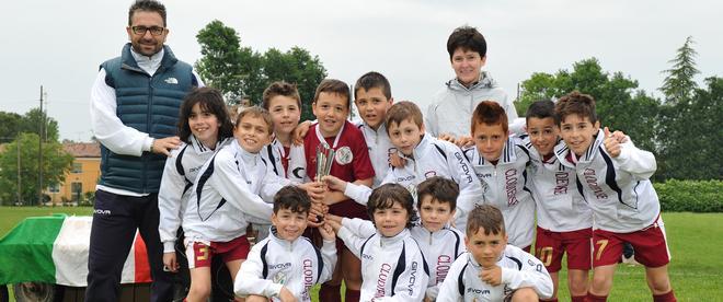 E la pioggia non rovina la festa di via del Salice