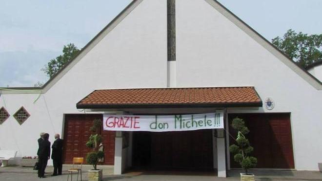 La comunità ha salutato don Michele