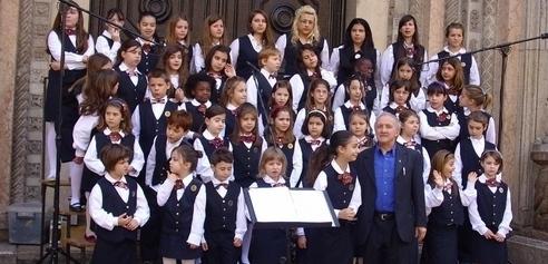 Festa davanti alla cattedrale con la banda e il piccolo coro