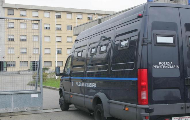 Atti osceni poi aggredisce tre agenti all’Opg 