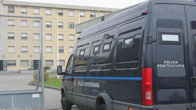 Atti osceni poi aggredisce tre agenti all’Opg