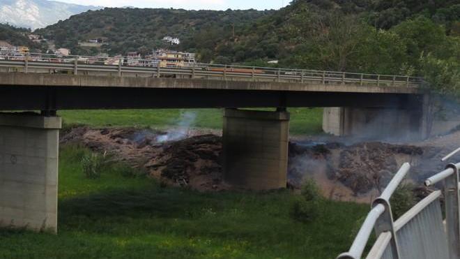 Incendiati i detriti sotto il ponte all’ingresso di Onifai 