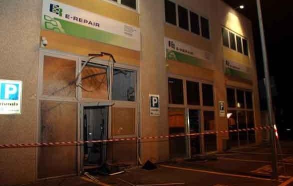 Fiamme e bomba contro una ditta, 6 arresti 