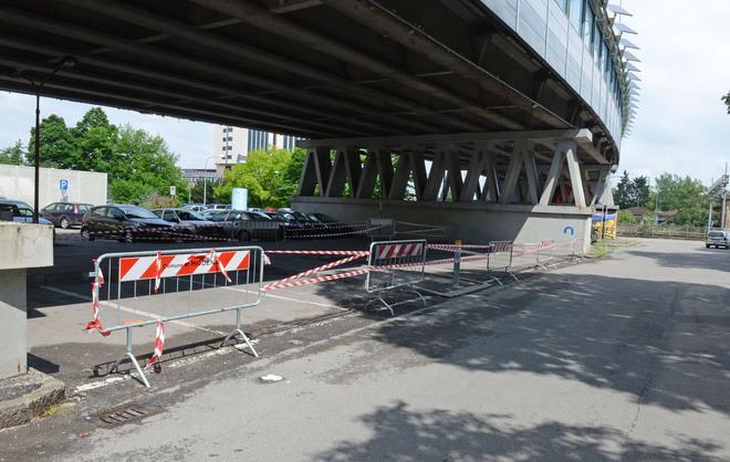 Calcinacci su un’auto, cavalcavia transennato 