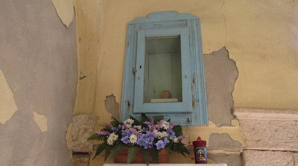 Rubate due statuette della Madonna