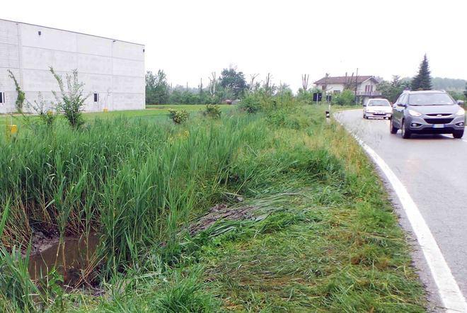 Auto fuori strada ma lui è illeso 