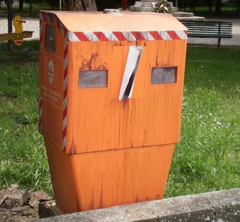 Vandali in azione bruciano il supporto del velox 