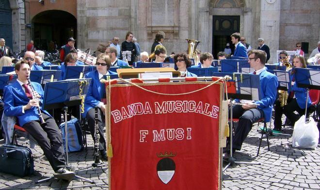 Banda e coro in piazza Cattedrale 