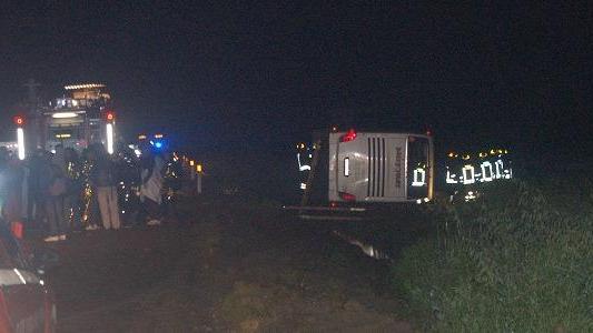 Si ribalta un pullman a due piani in autostrada Un morto e 74 feriti a Ferrara Sud