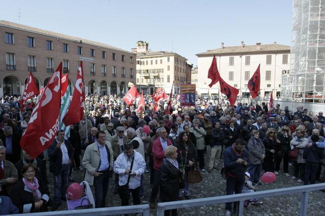 Primo maggio in piazza Grande con centinaia di persone 