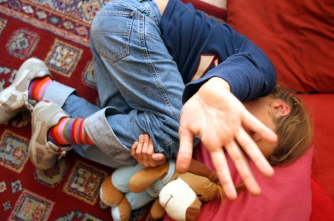 Picchia il figlio disabile della compagna: arrestato 