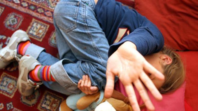 Picchia il figlio disabile della compagna: arrestato