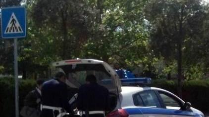 Scontro tra auto e bici di fronte ai giardini