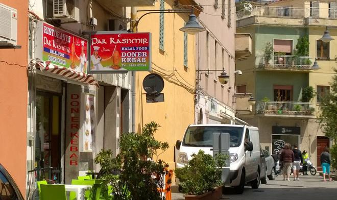 Il rapinatore resta in cella: nella lite ha ferito tre pakistani