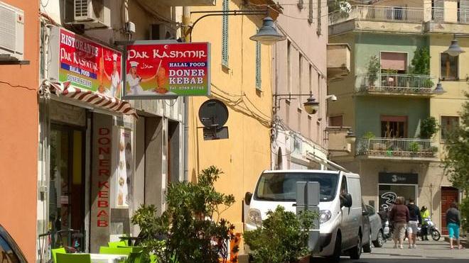 Il rapinatore resta in cella: nella lite ha ferito tre pakistani