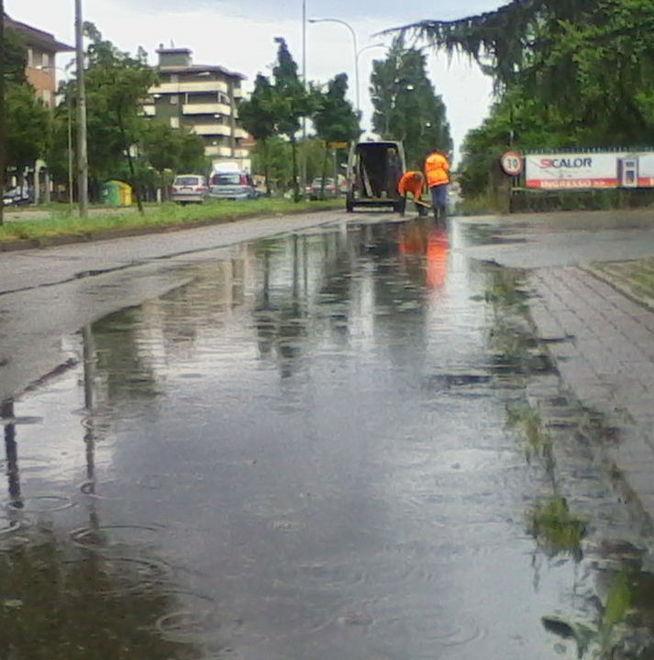 Nubifragio, strade e garage sono allagati 