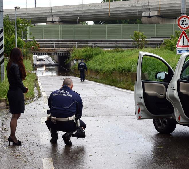 Il sottopasso si allaga: esce in tempo dall’auto 