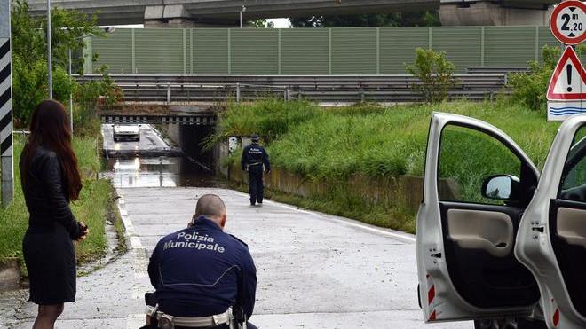Il sottopasso si allaga: esce in tempo dall’auto