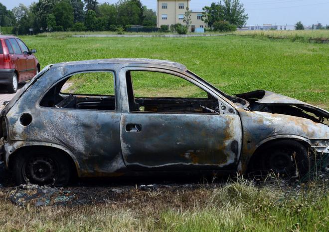 Paura a Ponte Fossa: piromane dà fuoco a 2 auto parcheggiate 