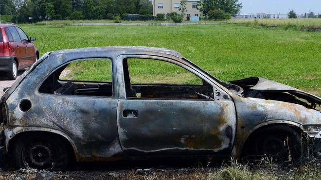 Paura a Ponte Fossa: piromane dà fuoco a 2 auto parcheggiate