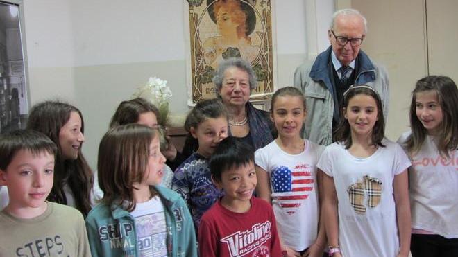 Dori e Franco in visita alla scuola Alda Costa