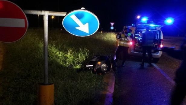 Cade con lo scooter e colpisce un cartello