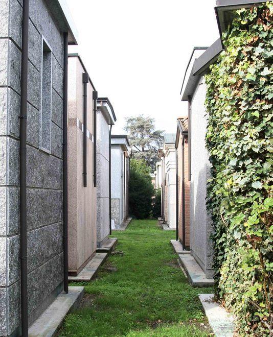 Predoni del rame in azione al cimitero Monumentale 