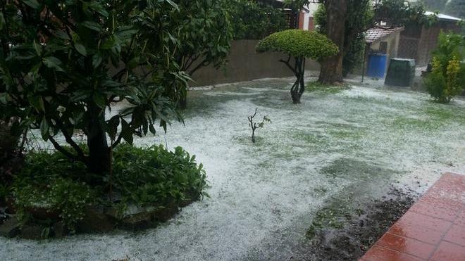 Violento fortunale con pioggia e grandine in mezza provincia