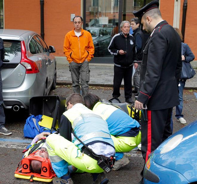 Modena, postino viene travolto in scooter - FOTO