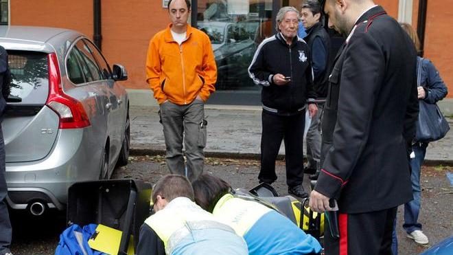Modena, postino viene travolto in scooter - FOTO