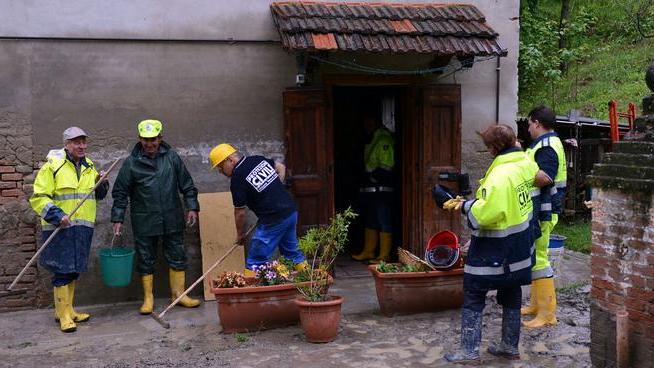 Rio d’Orzo, il fiume straripa: danneggiati casa e strada - FOTO