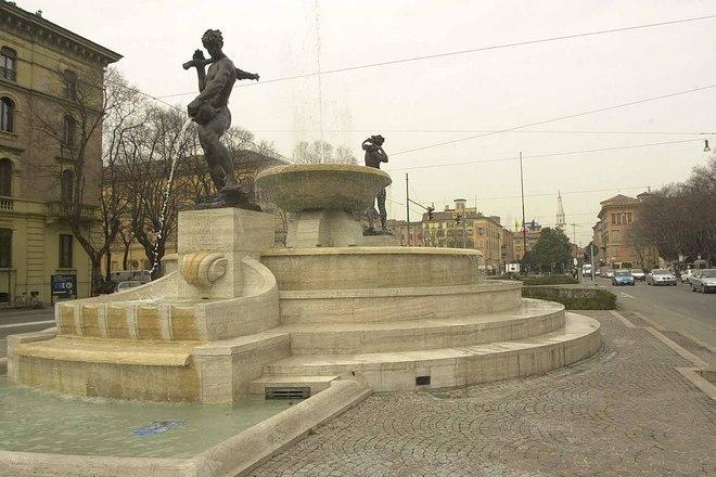 Diventa blu la fontana del Graziosi per la campagna antipedofilia 