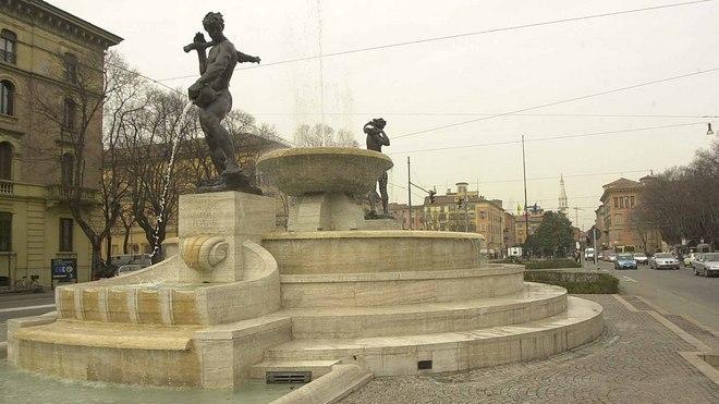 Diventa blu la fontana del Graziosi per la campagna antipedofilia