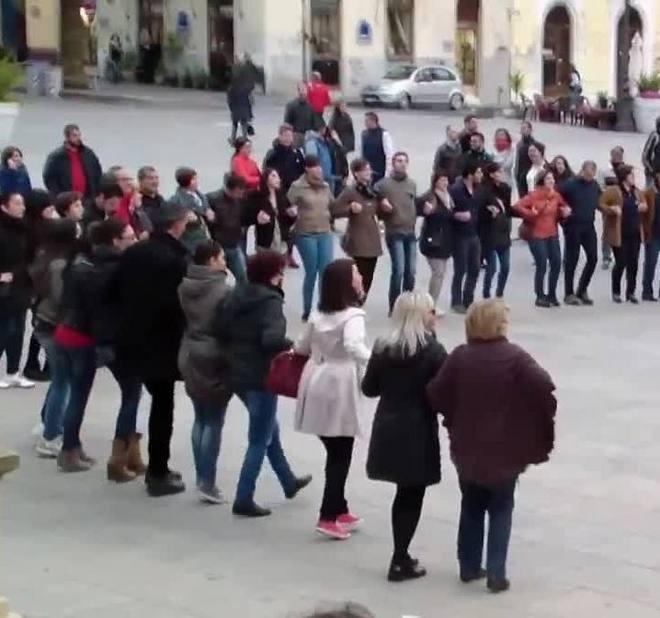 Il ballo sardo in piazza diventa virale